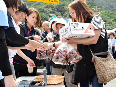 「すももフェスタ」にぎわう