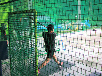 バッティングセンターで自主トレの姿