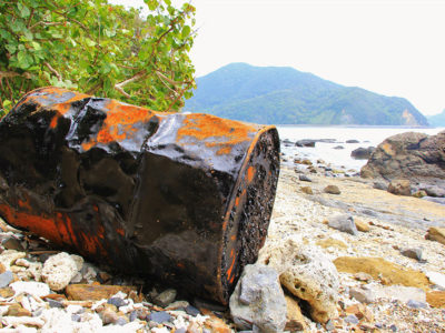 油付着のドラム缶漂着