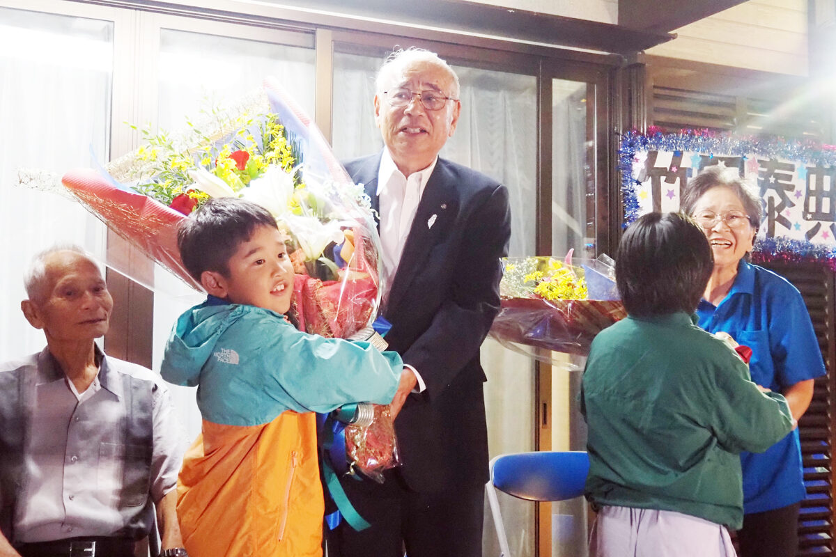 龍郷町長に竹田氏3選