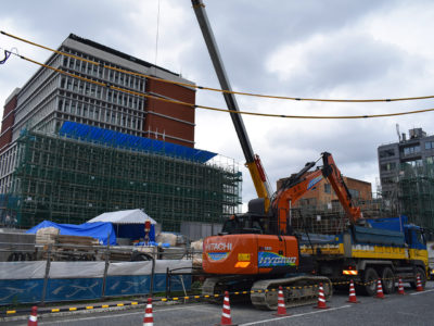 市民広場と立体駐車場　新型コロナで工事遅れ