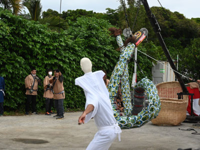 新しい大蛇で踊り奉納