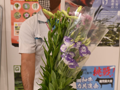 「母の月」に花束届ける