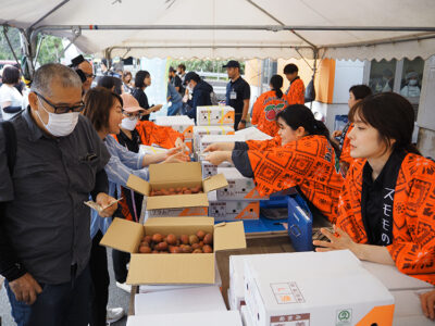 「すももフェスタ」に長い列