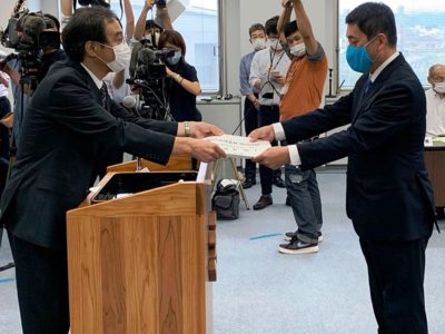 塩田氏に当選証書付与式