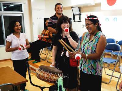 住民と八月踊りで国際交流