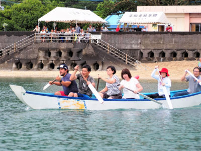 宇検村平田　集落内で舟こぎ大会