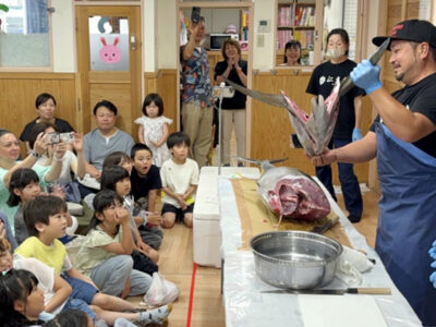迫力の解体ショーに園児ら歓声