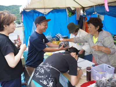 モズク浜売り初日にぎわう