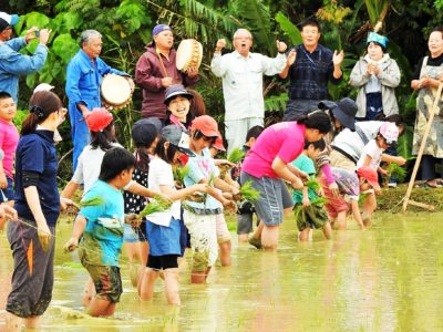軽快に「田植え歌」こだま