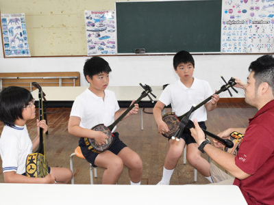 瀬戸内町嘉鉄小　郷土芸能の授業